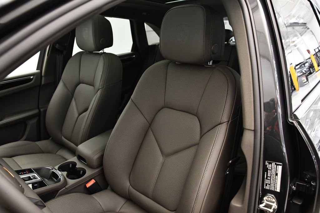 Used 2025 Porsche Macan image 36