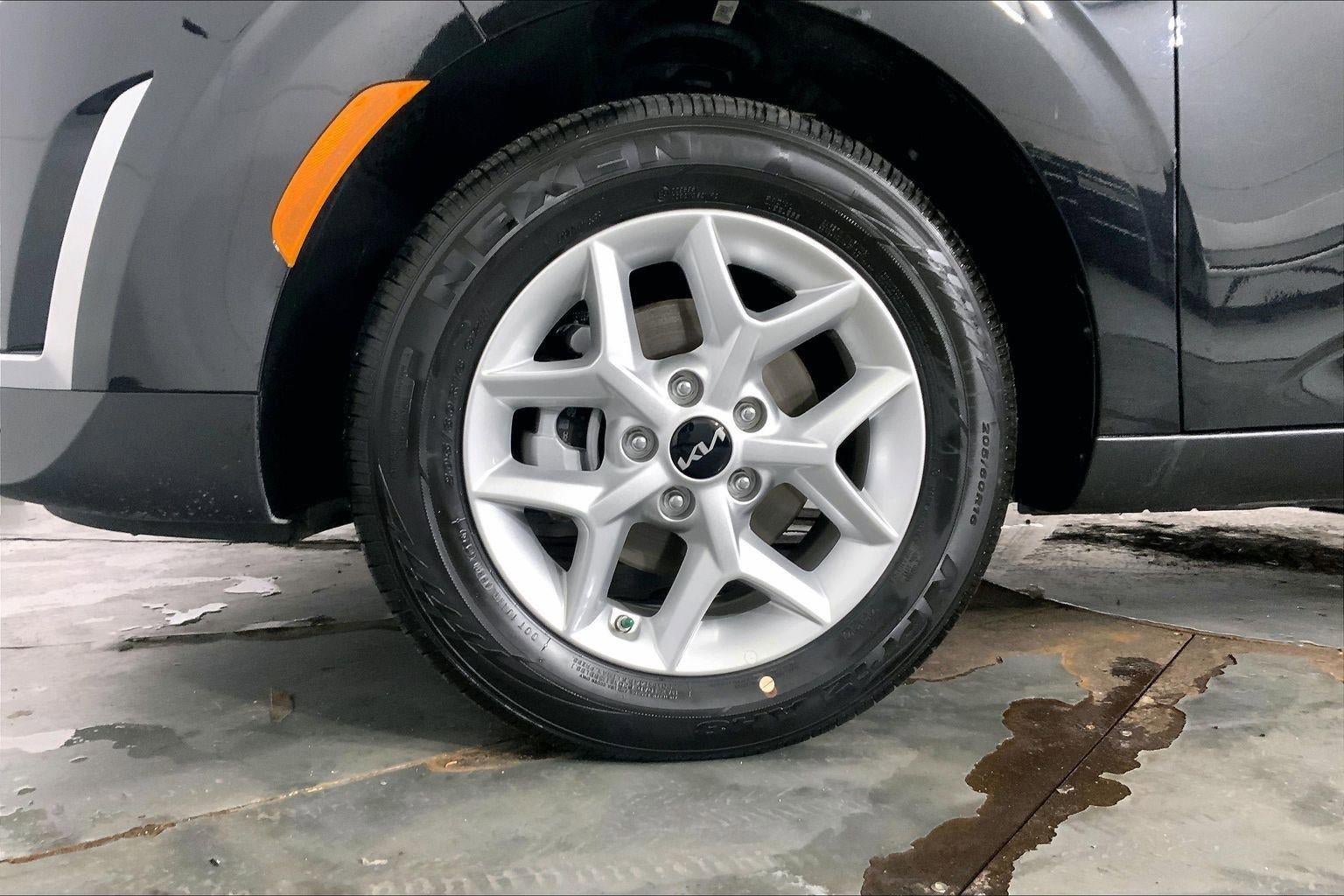 Used 2025 Kia Soul LX image 9