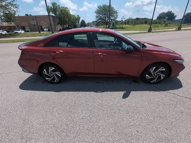 Used 2025 Hyundai Elantra Sport FWD image 2