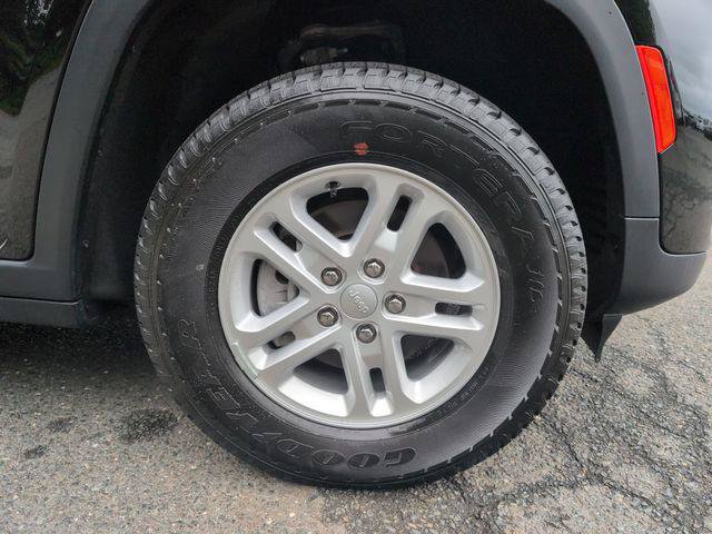 Certified 2024 Jeep Grand Cherokee Laredo RWD image 23