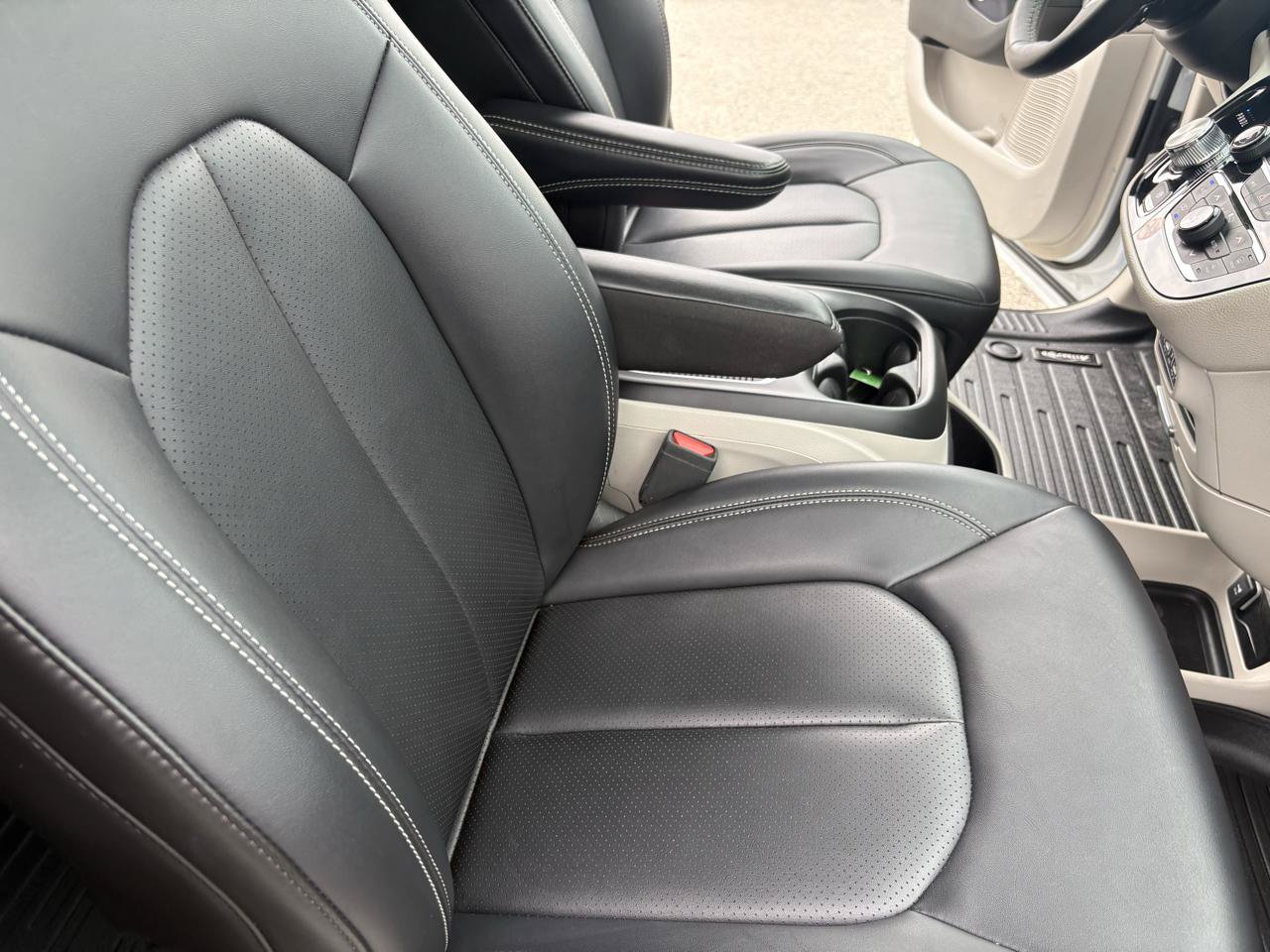Used 2024 Chrysler Pacifica Limited FWD image 43