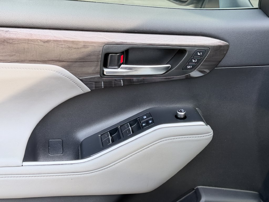 Used 2022 Toyota Highlander Limited AWD/4WD image 11