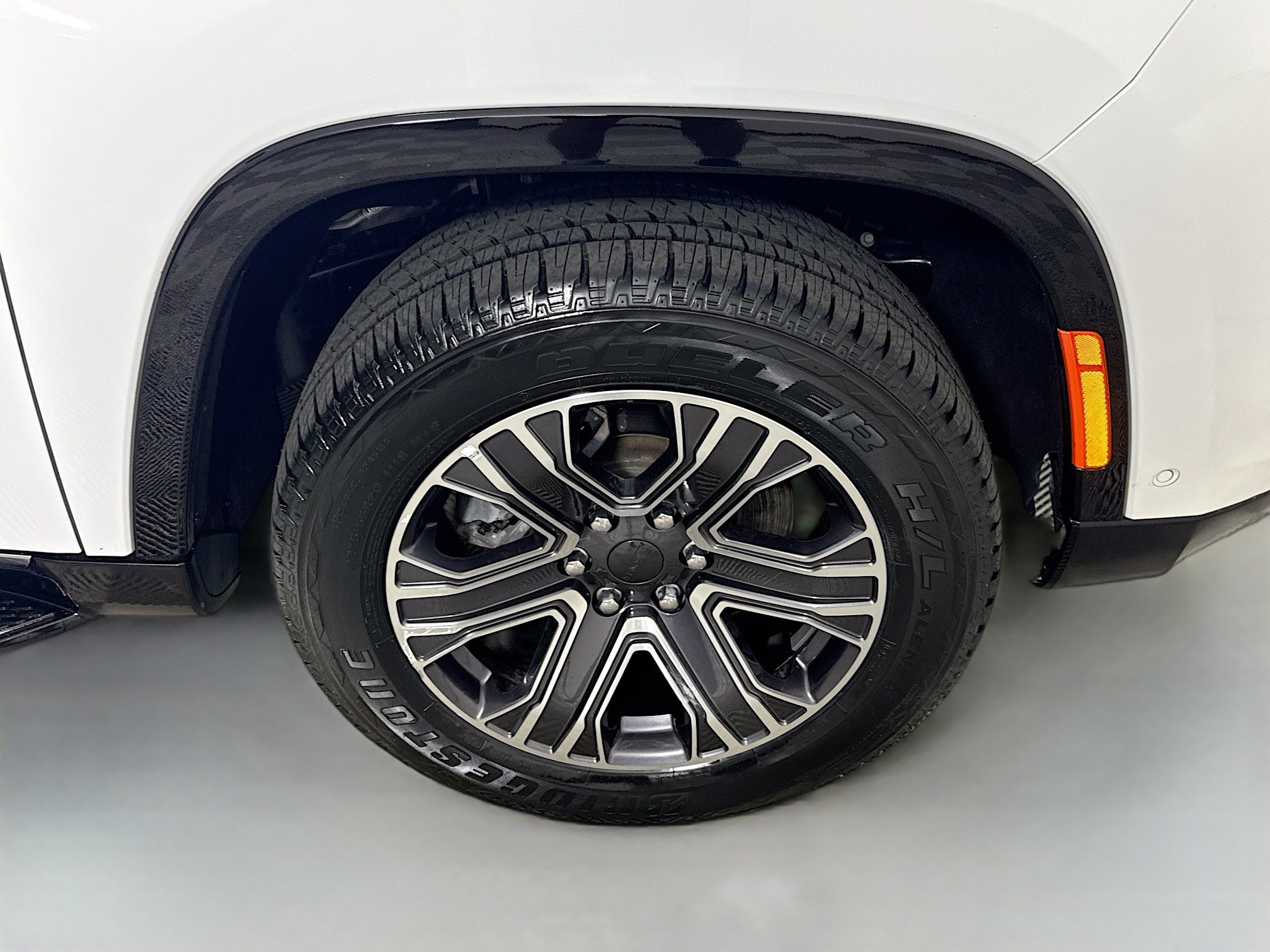 Used 2024 Jeep Wagoneer L Series II w/ Flexible Seating Group RWD image 32