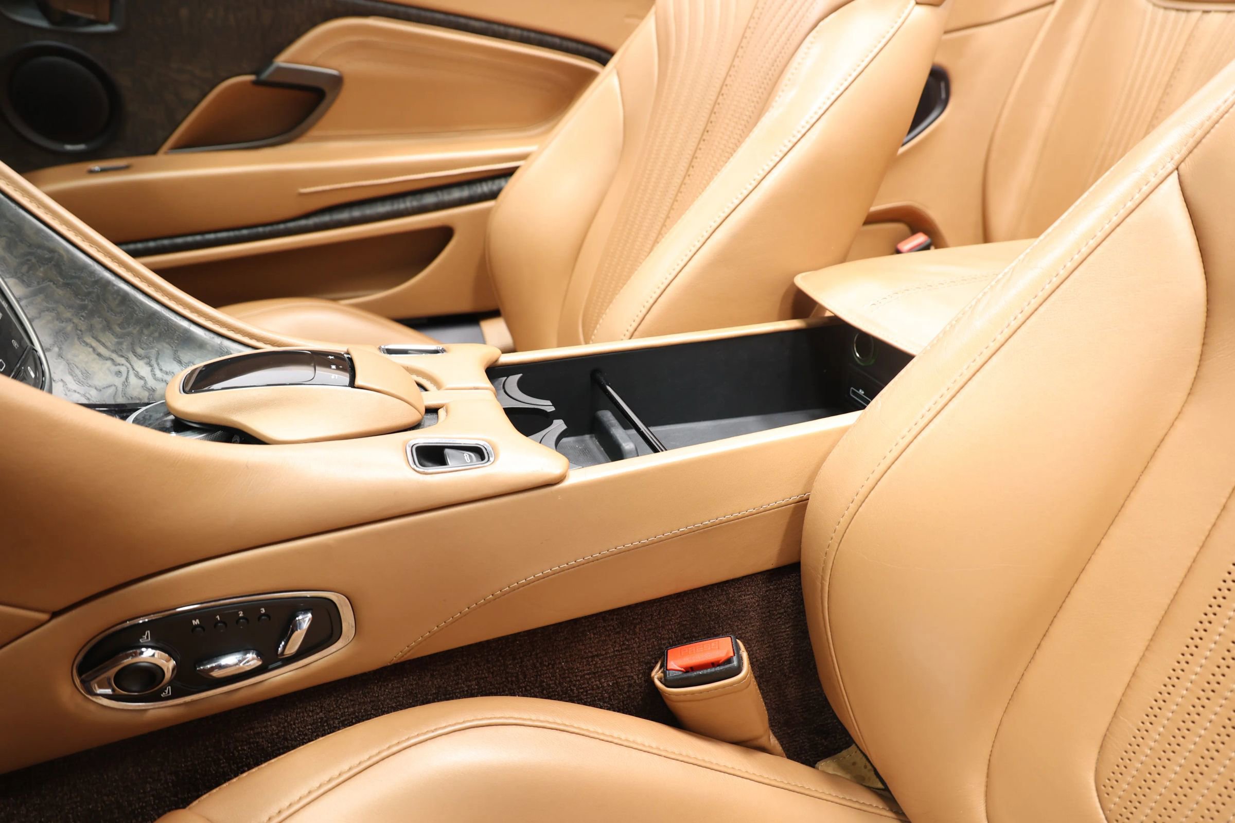 Used 2020 Aston Martin DB11 Volante image 44