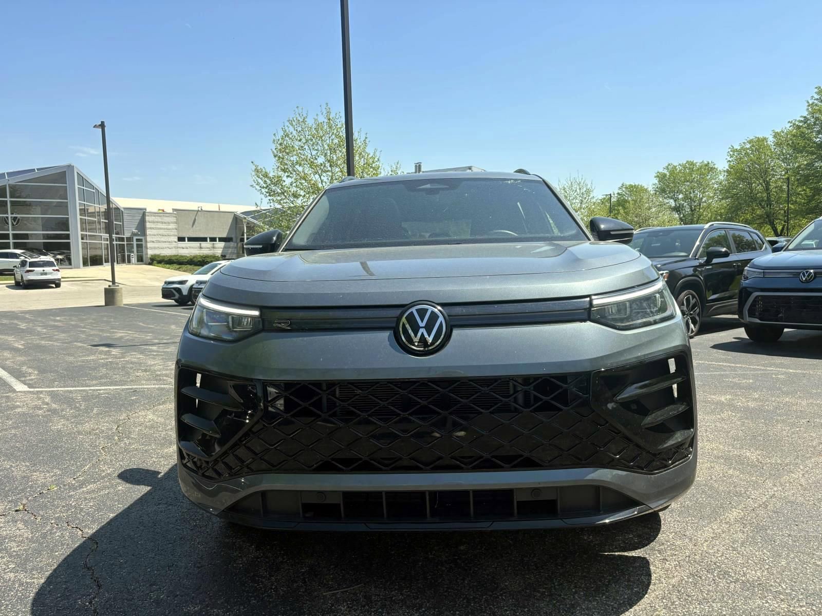 Used 2025 Volkswagen Tiguan SE R-Line AWD/4WD image 2