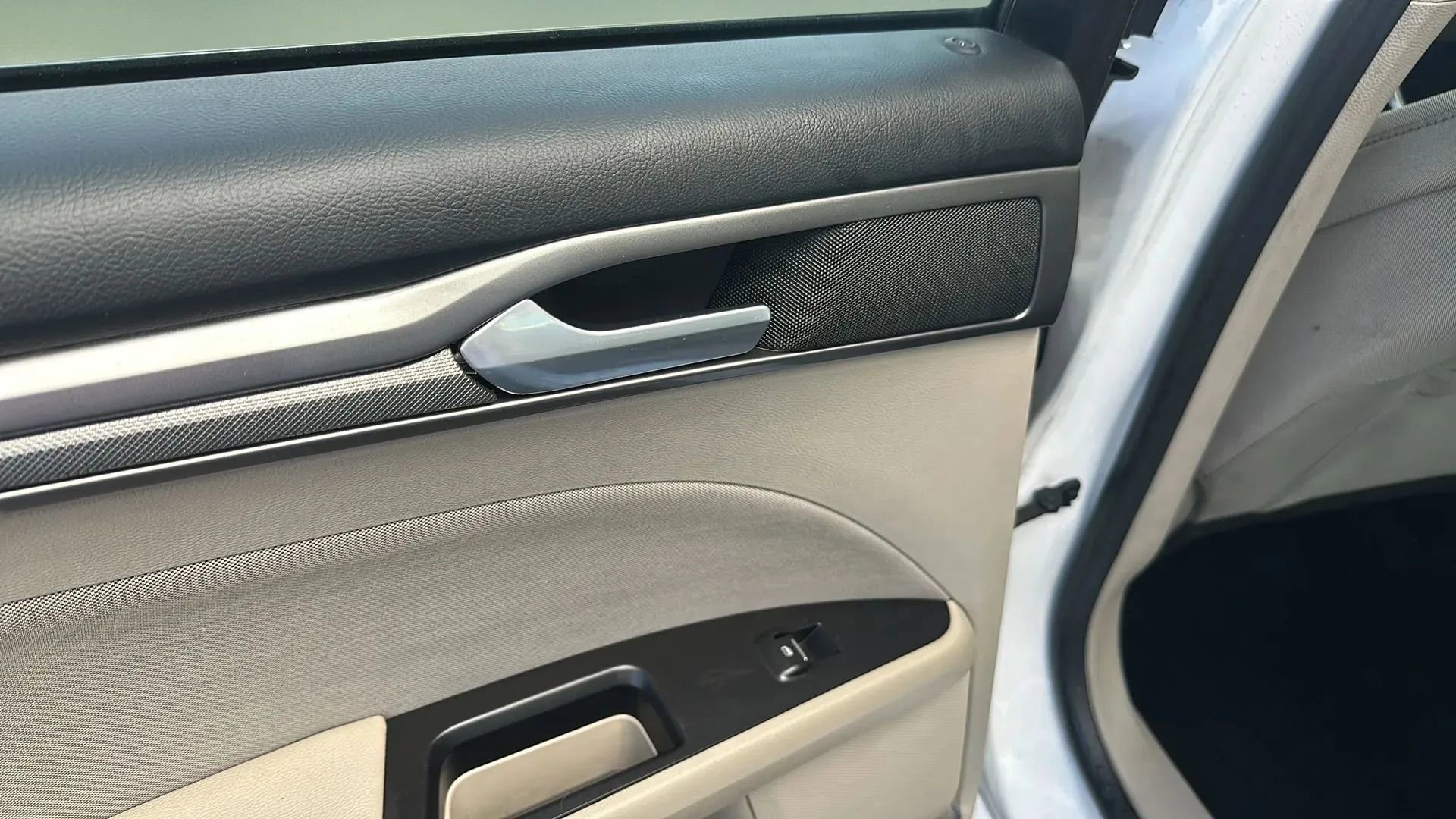 Used 2017 Ford Fusion SE FWD image 33