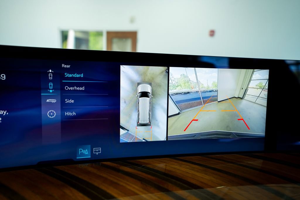 Used 2025 Cadillac Escalade ESV Sport Platinum w/ LPO, ONYX Package RWD image 38