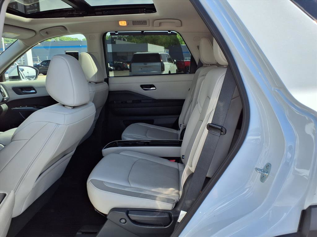 Used 2025 Nissan Pathfinder SL w/ SL Premium Package AWD/4WD image 12