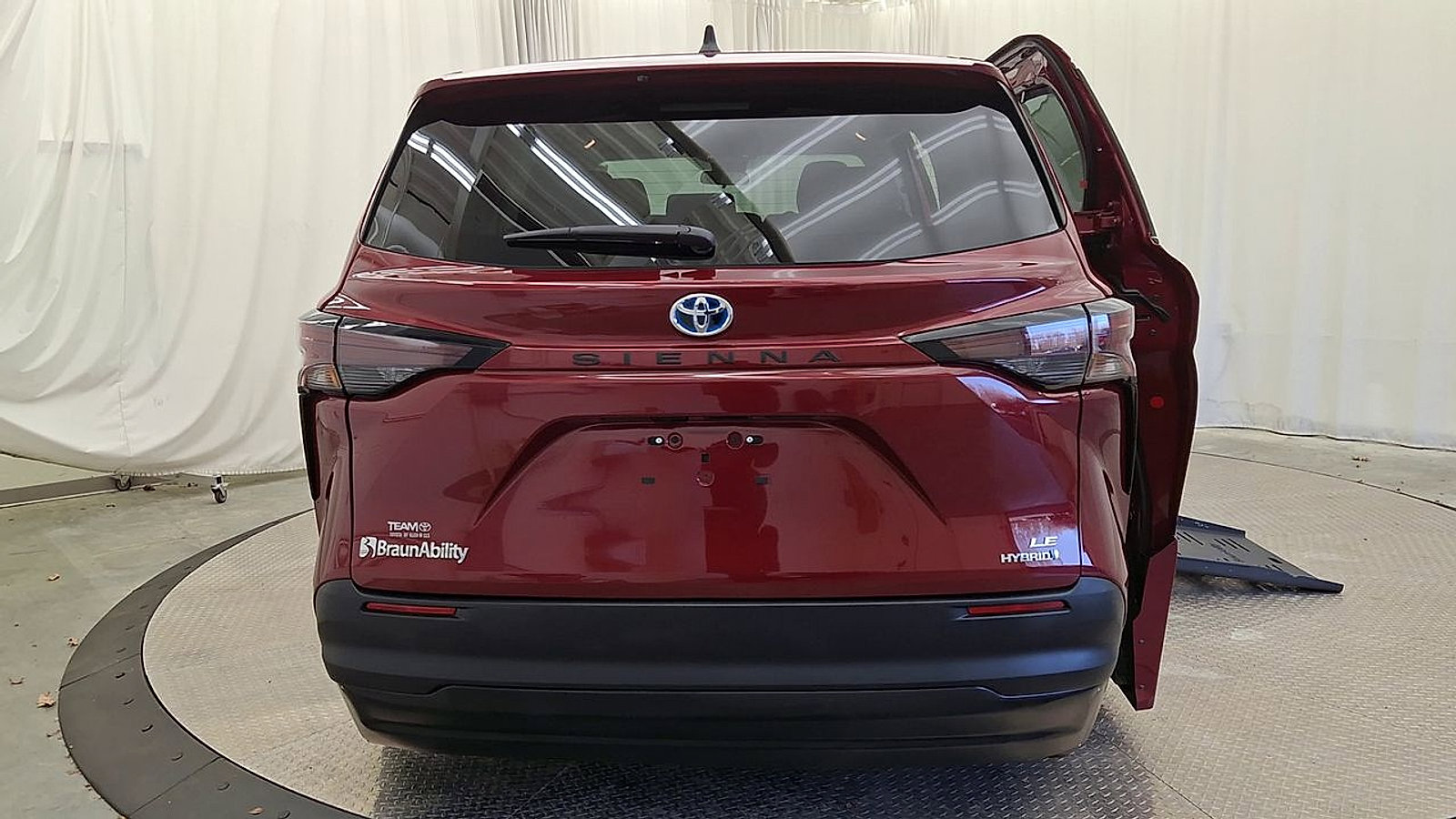 Used 2024 Toyota Sienna LE FWD image 2