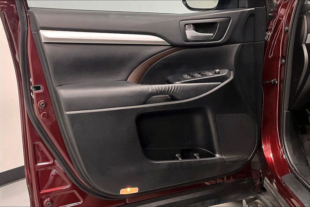 Used 2015 Toyota Highlander XLE image 21