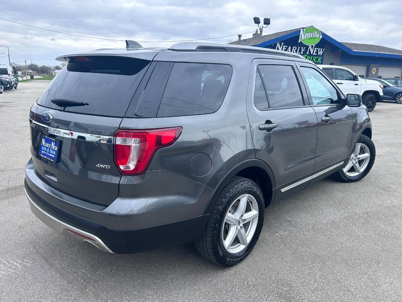 Used 2017 Ford Explorer XLT w/ Equipment Group 202A AWD/4WD image 9