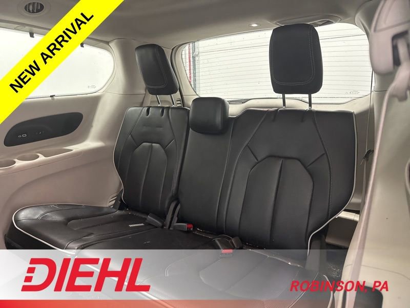 Used 2023 Chrysler Pacifica Limited w/ Uconnect Theater Family Group image 18