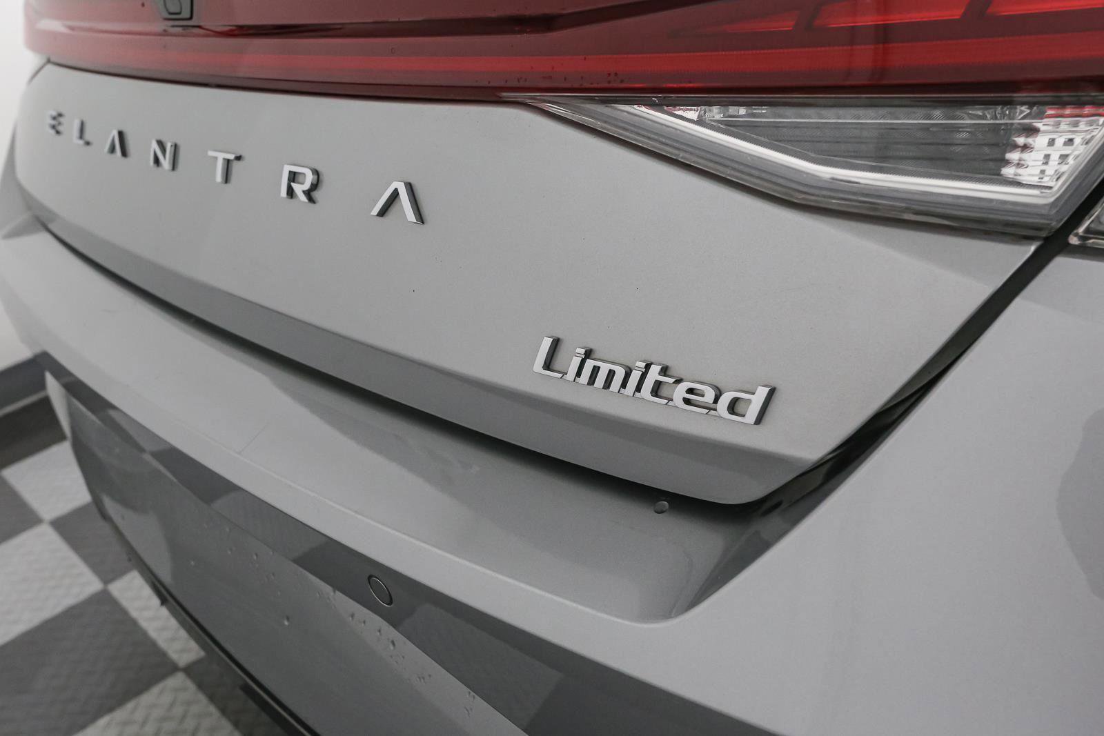 Used 2023 Hyundai Elantra Limited FWD image 10