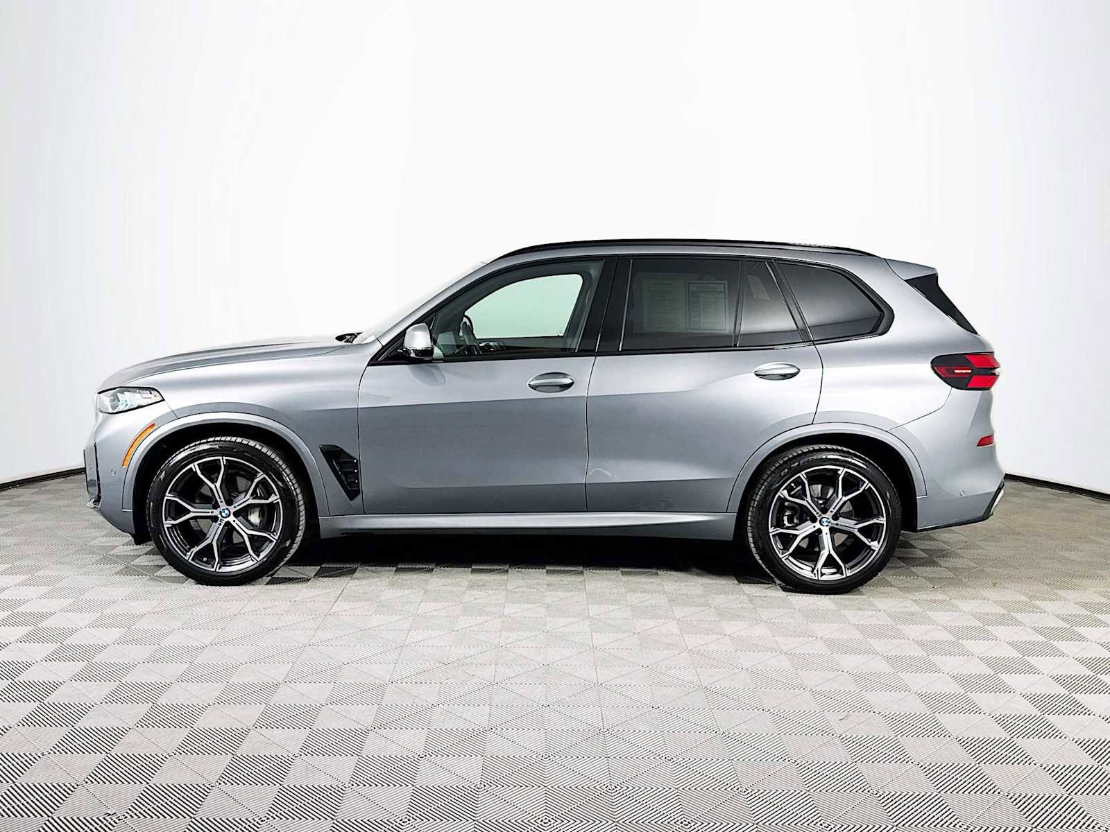 Used 2024 BMW X5 xDrive40i w/ M Sport Package image 8