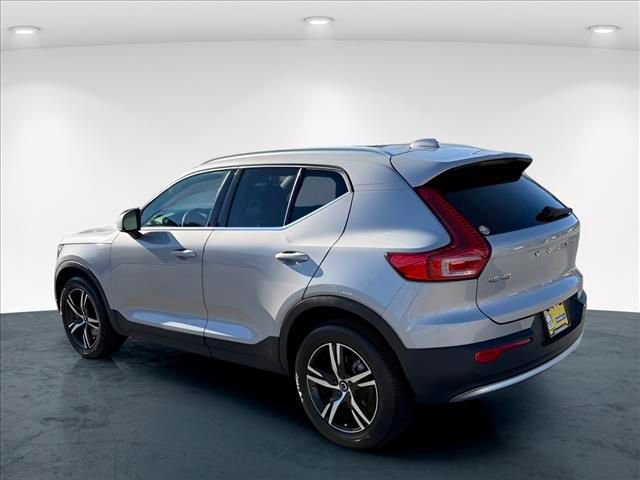 Used 2023 Volvo XC40 B5 Plus AWD/4WD image 11