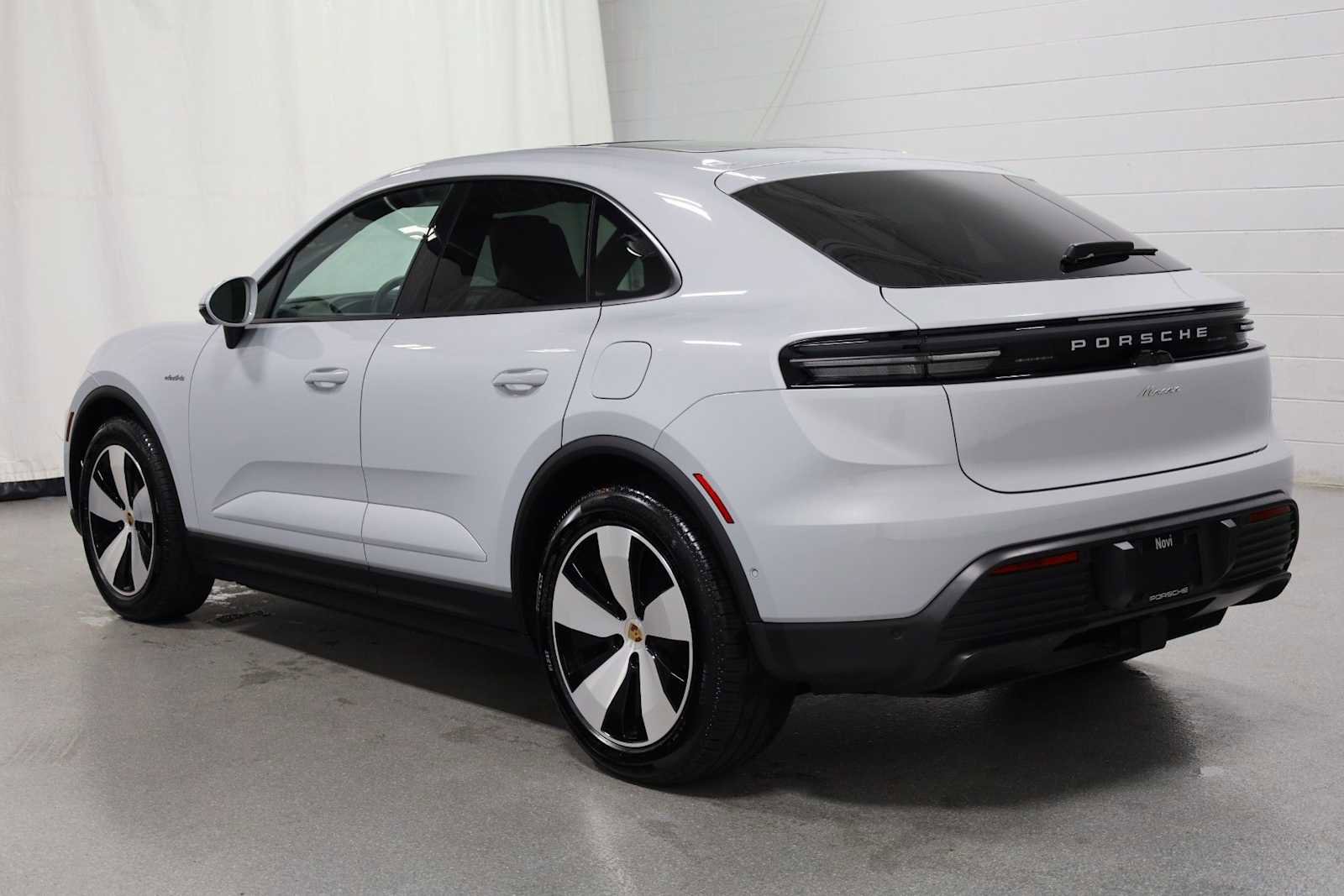 Certified 2025 Porsche Macan Electric image 3