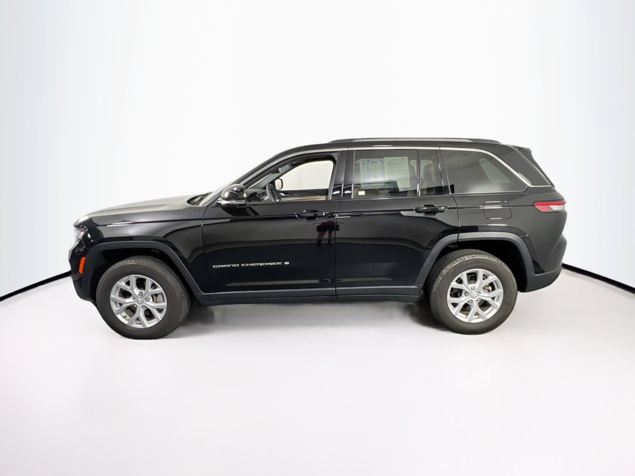 Used 2023 Jeep Grand Cherokee Limited w/ Luxury Tech Group II image 8