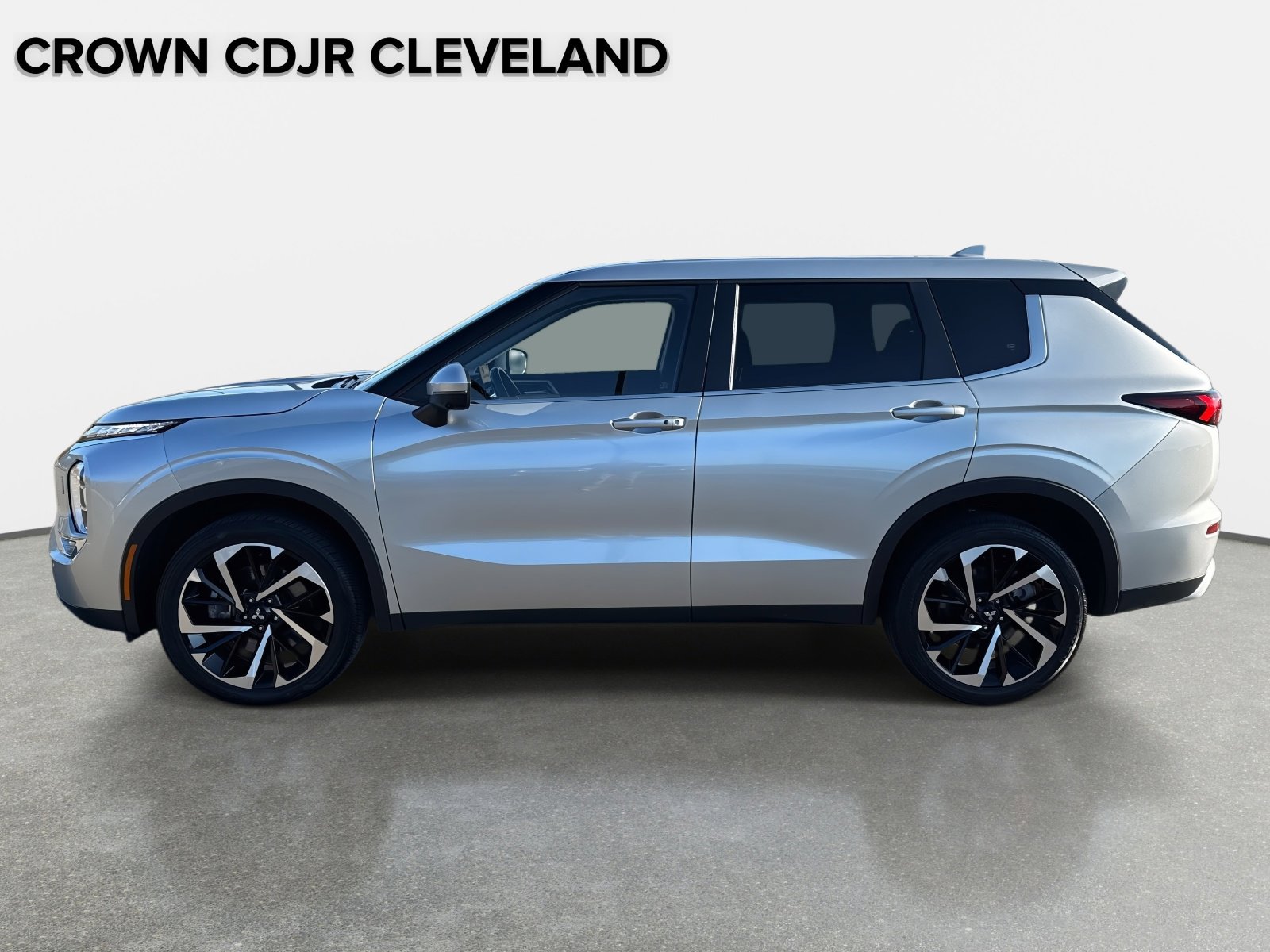 Used 2024 Mitsubishi Outlander SE image 8