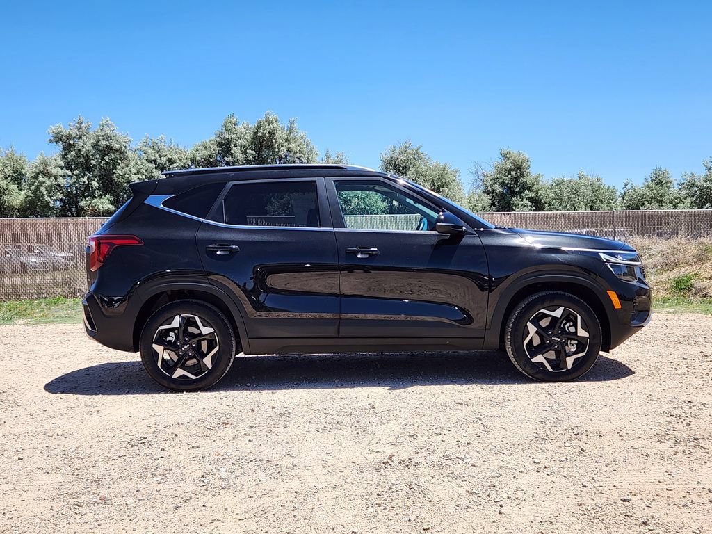 Certified 2025 Kia Seltos EX AWD/4WD image 2
