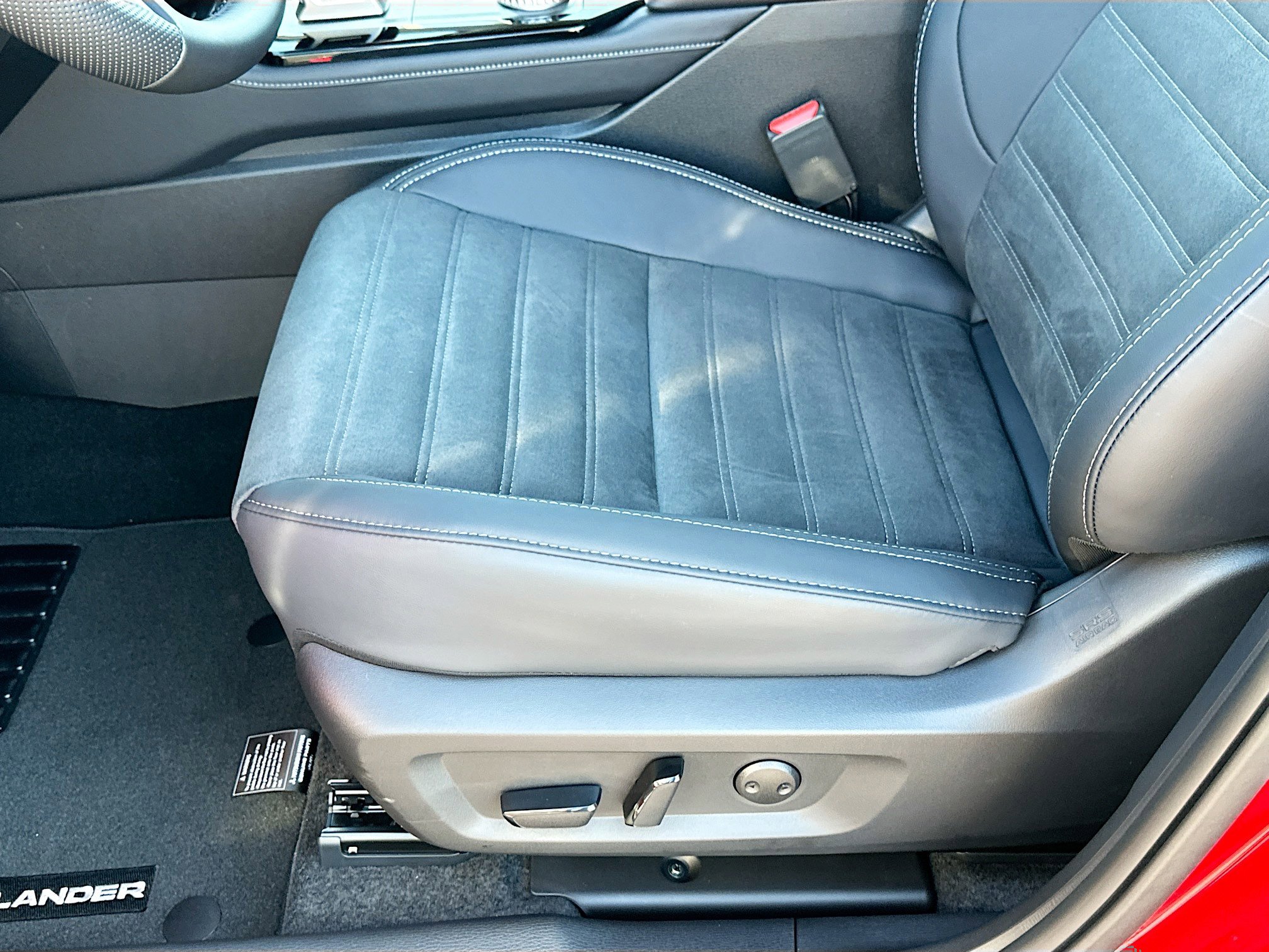 New 2025 Mitsubishi Outlander SE image 14