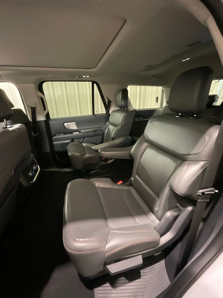 Used 2025 Ford Expedition Active RWD image 11