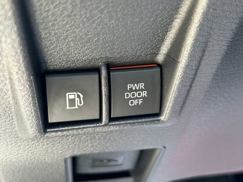 Used 2026 Toyota Sienna XLE FWD image 27
