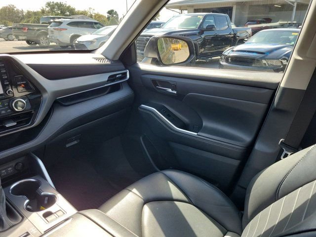 Used 2022 Toyota Highlander XLE image 23