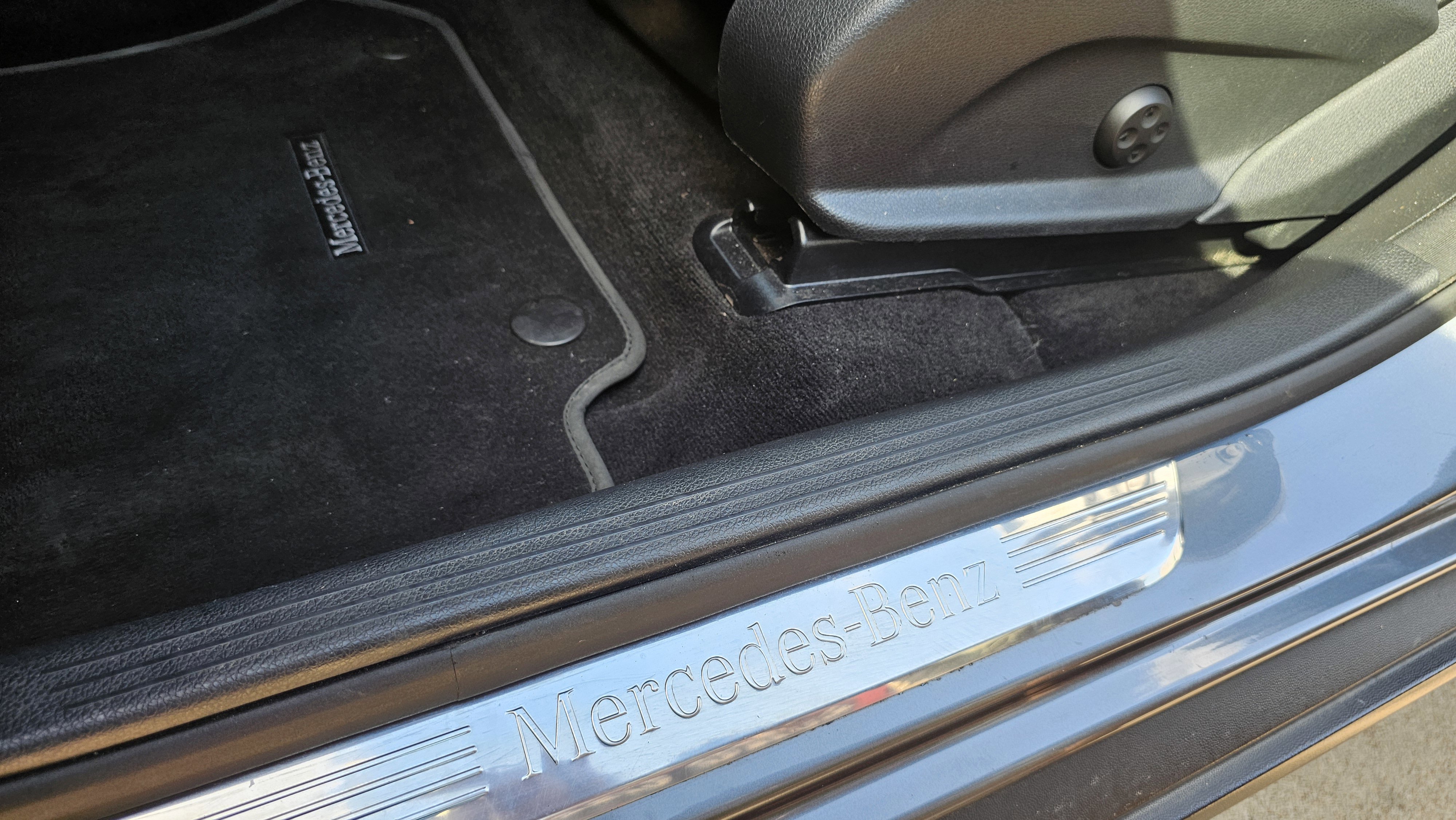 Used 2019 Mercedes-Benz GLC 300 w/ Premium Package image 24