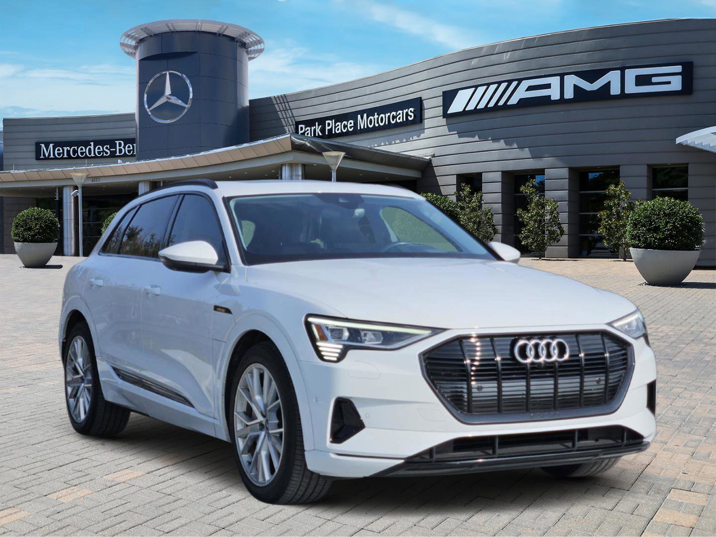 Used 2021 Audi e-tron Prestige w/ Prestige Package image 2