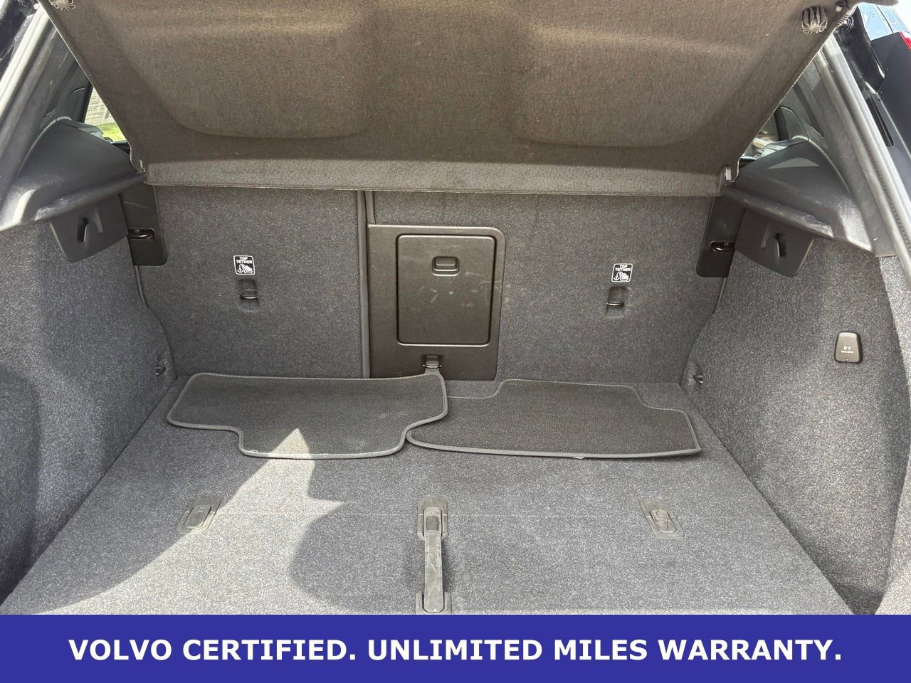 Certified 2025 Volvo XC40 B5 Plus AWD/4WD image 35