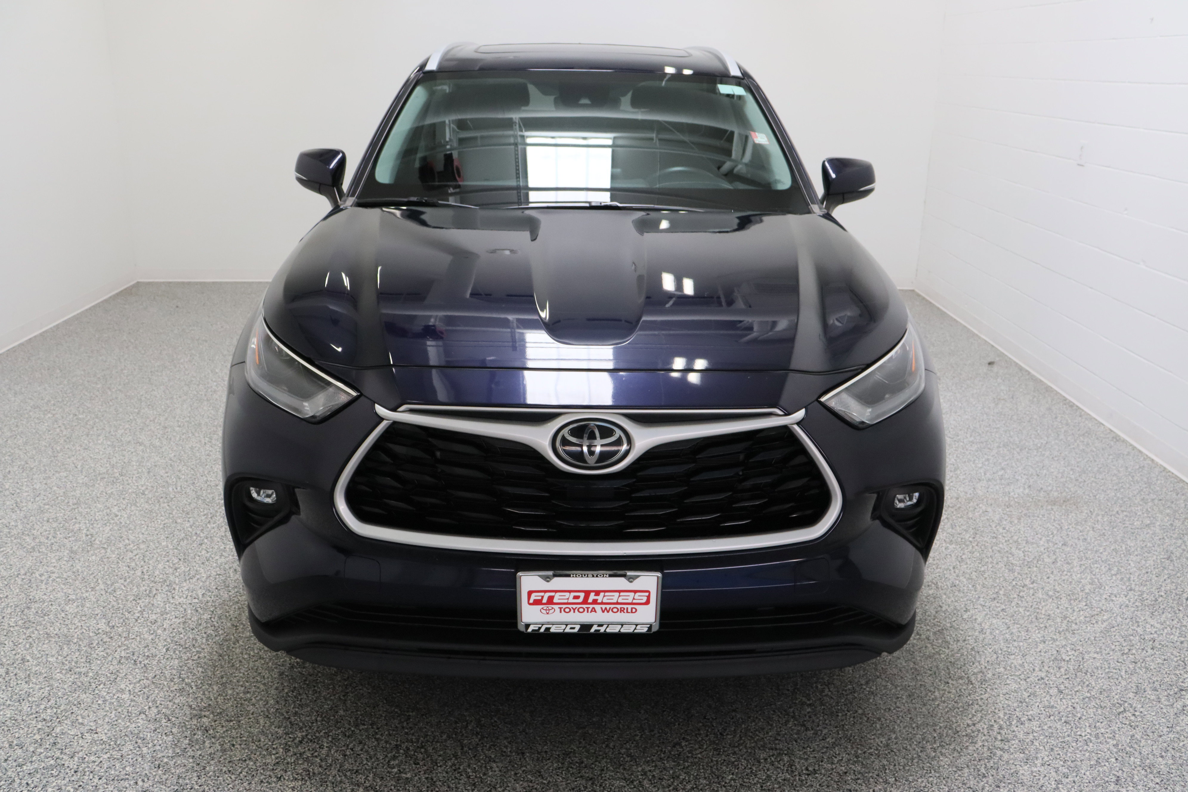 Used 2023 Toyota Highlander XLE image 3