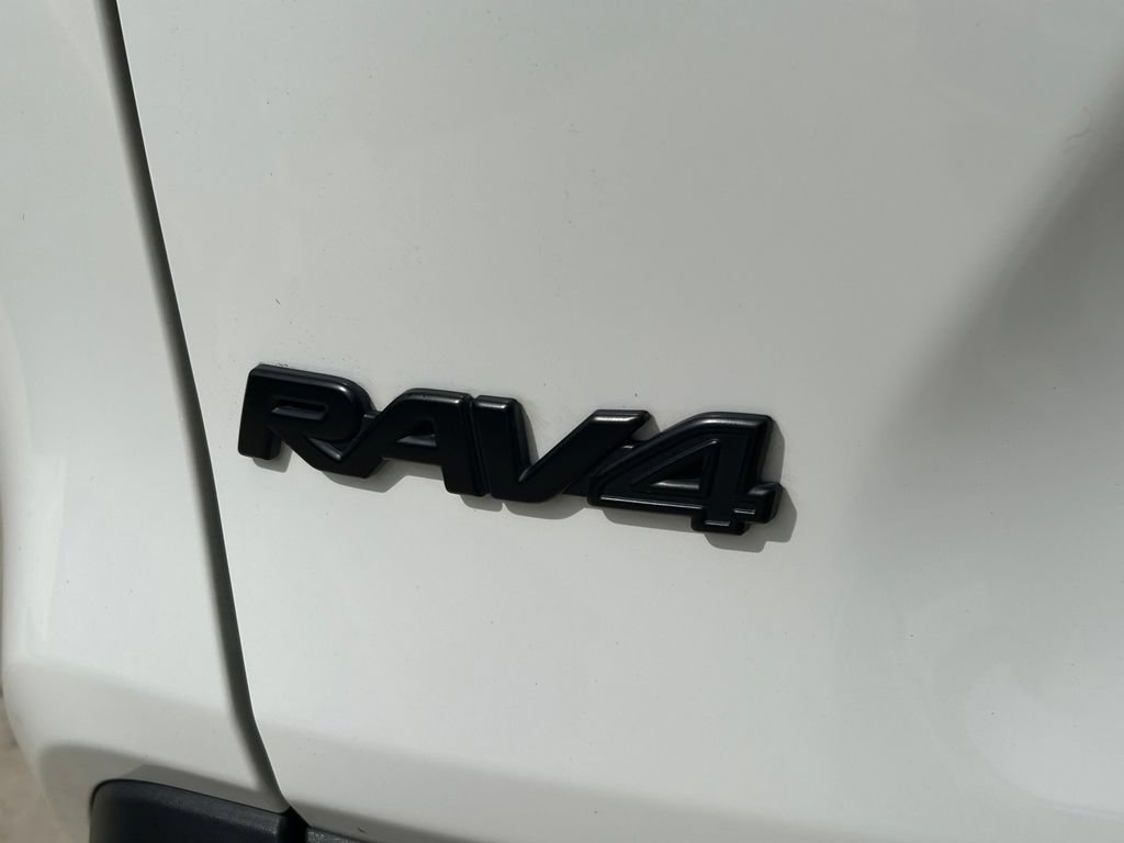 Used 2022 Toyota RAV4 LE AWD/4WD image 12