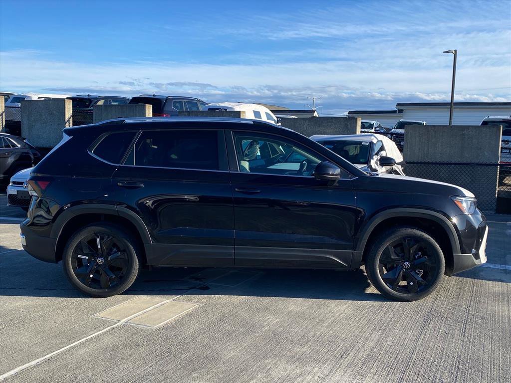 New 2026 Volkswagen Taos SE image 2