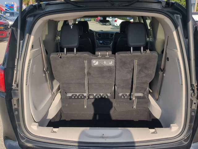 Used 2019 Chrysler Pacifica Touring-L FWD image 13