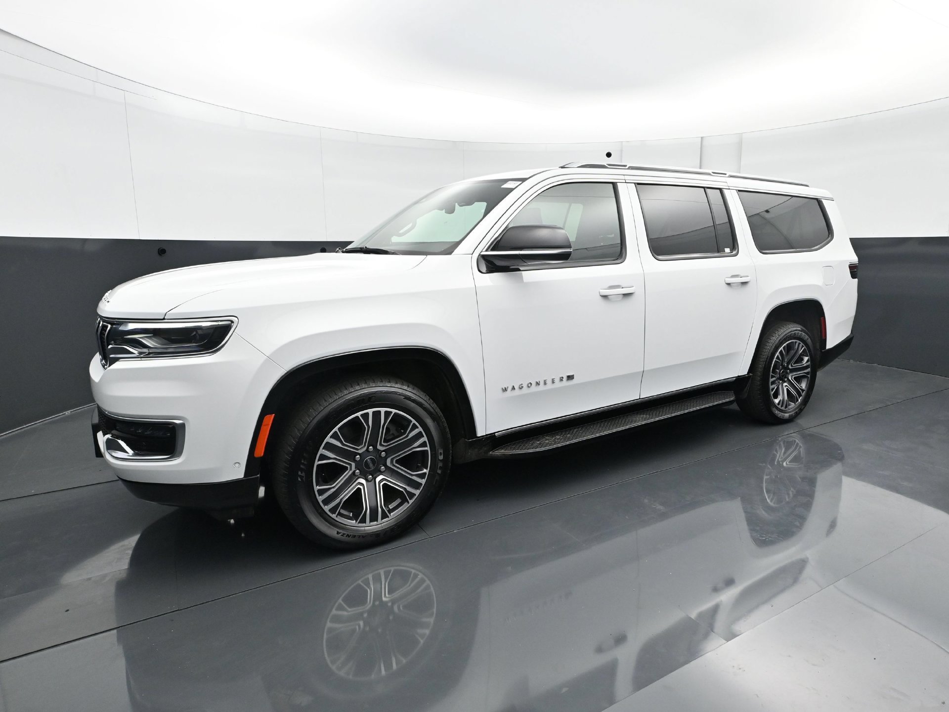 Used 2025 Jeep Wagoneer L Series II w/ 8-pass Seating Package AWD/4WD image 2