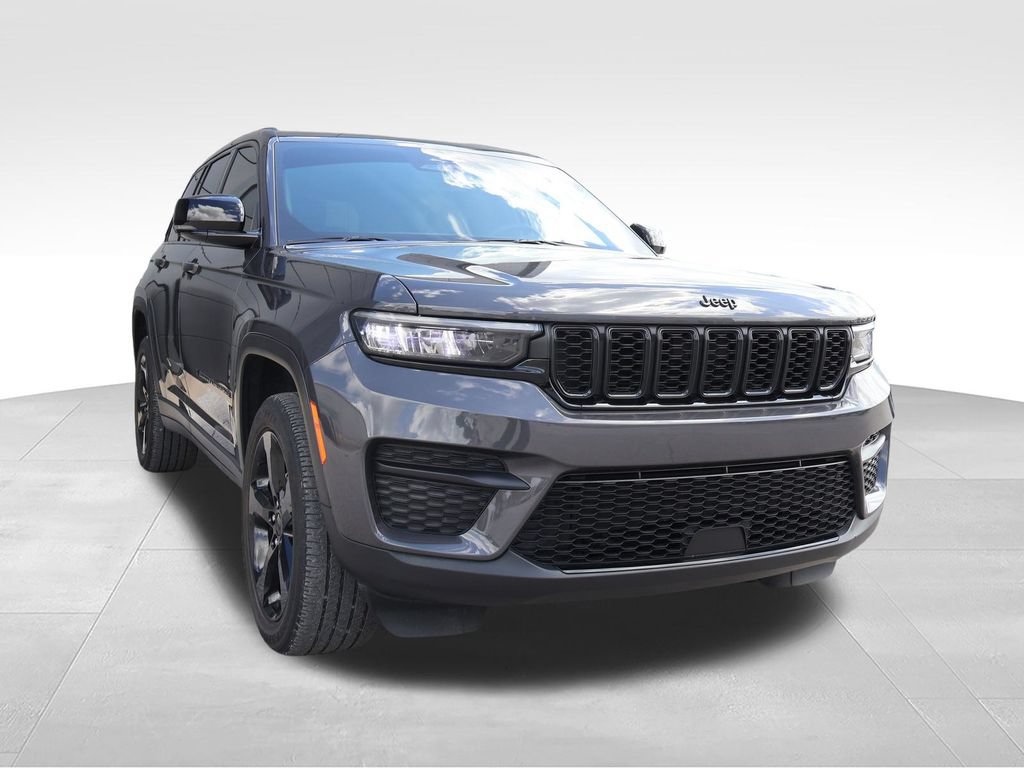Used 2023 Jeep Grand Cherokee Altitude AWD/4WD image 6