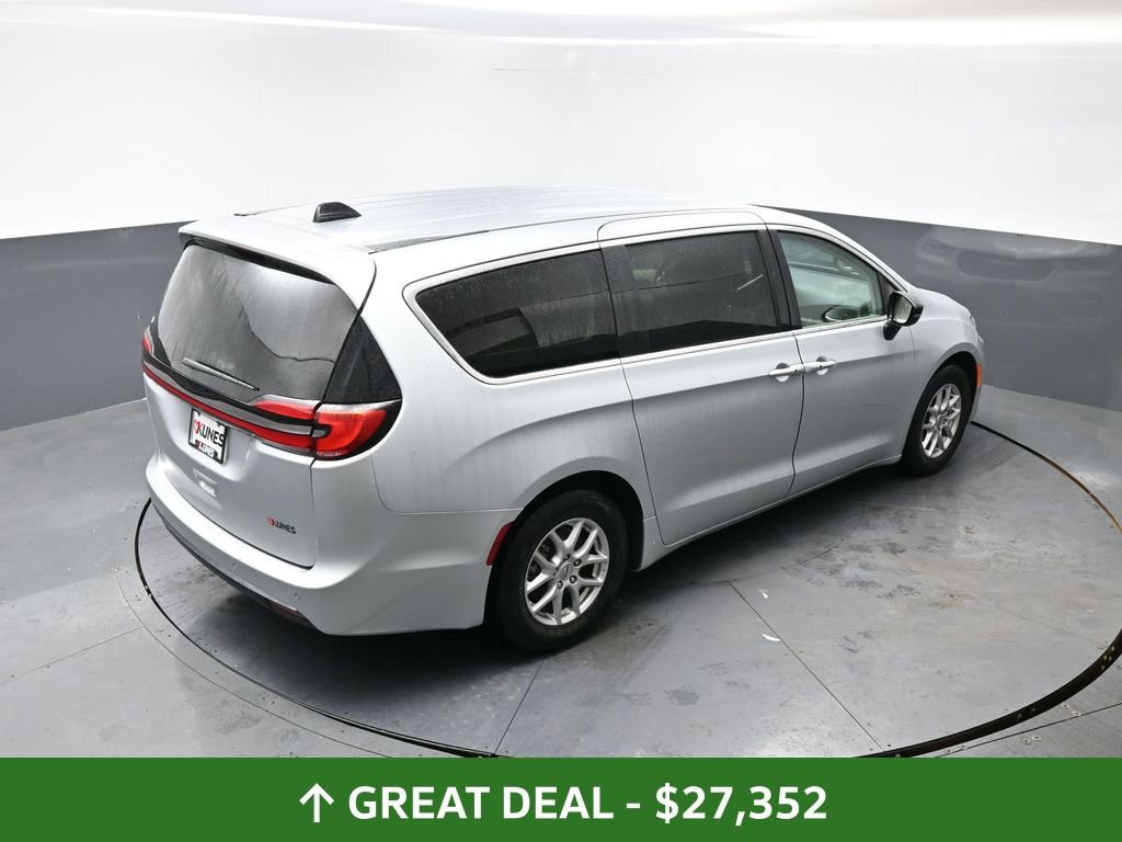Used 2024 Chrysler Pacifica Touring-L image 40