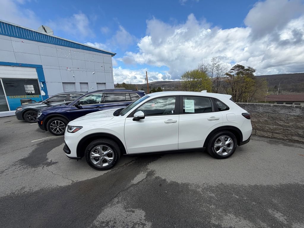 Used 2025 Honda HR-V LX image 2