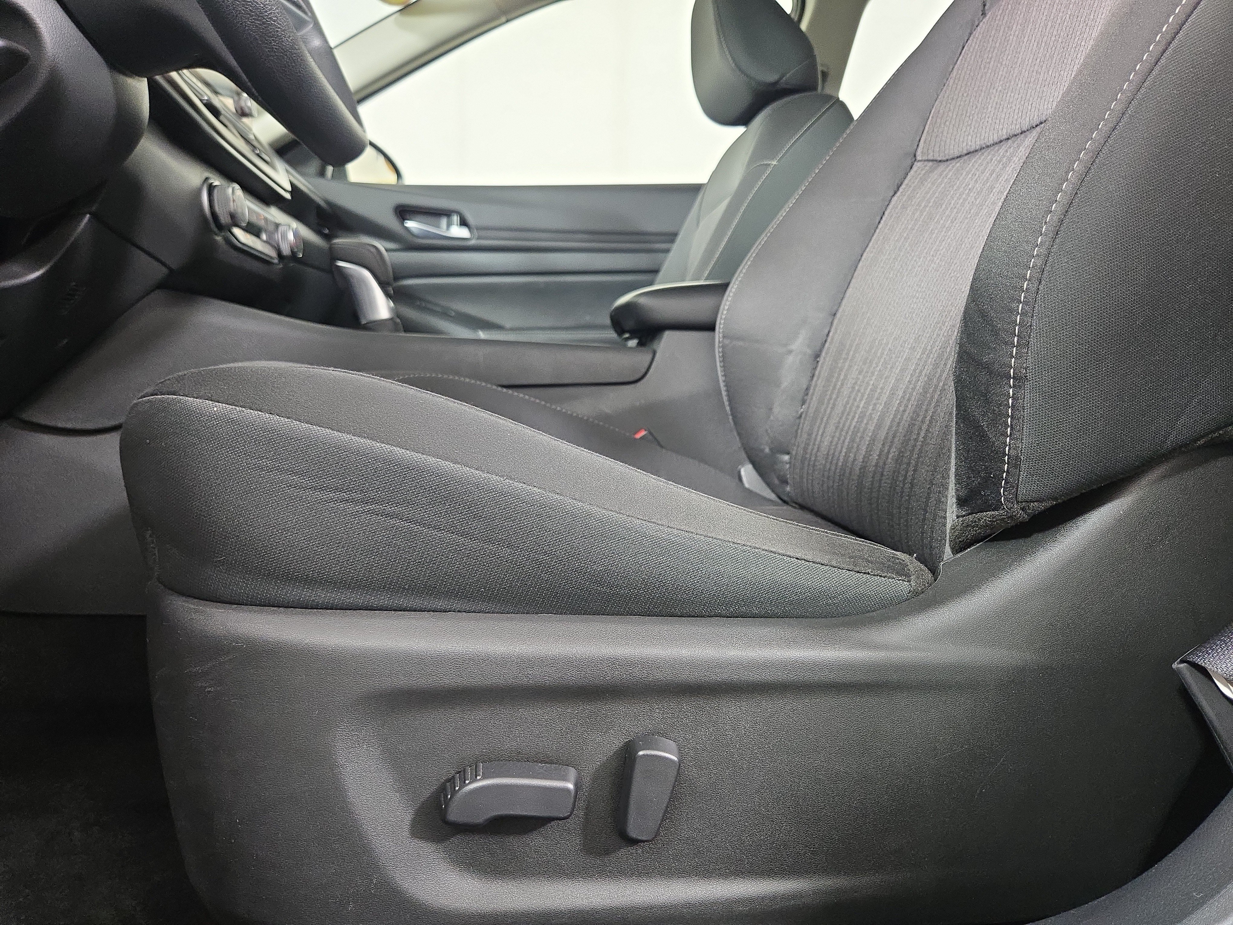 Used 2025 Nissan Altima 2.5 SV FWD image 29