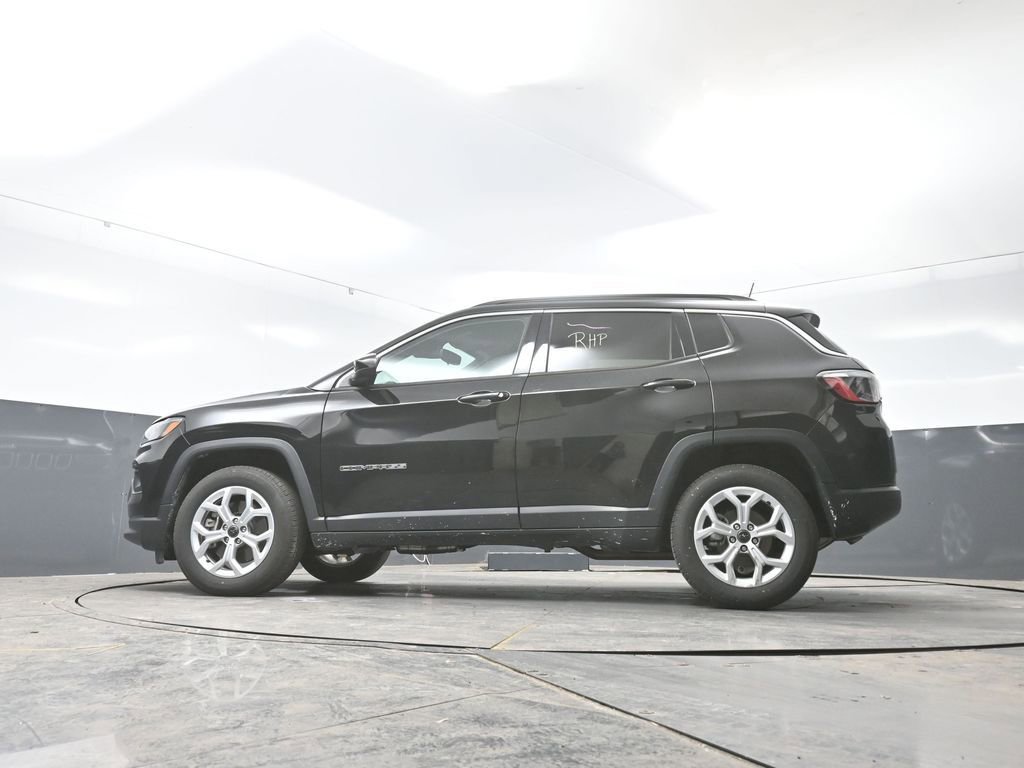 Used 2025 Jeep Compass Latitude image 30