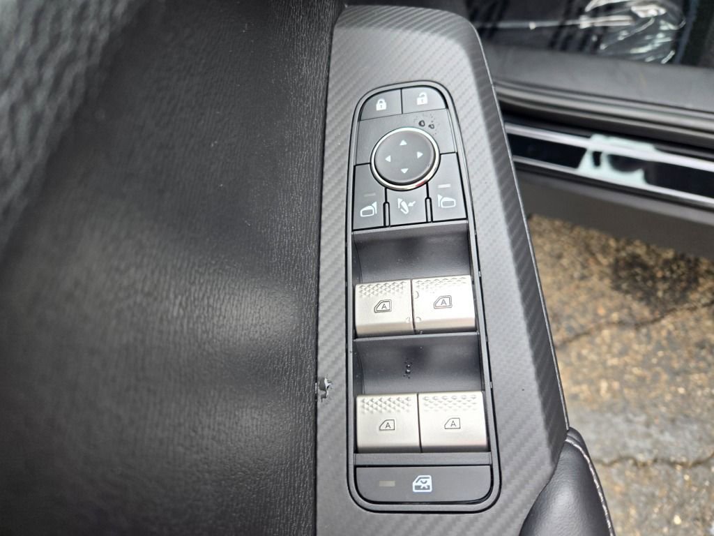 New 2025 Mitsubishi Outlander SE image 18