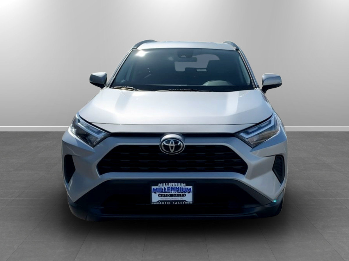Used 2025 Toyota RAV4 XLE AWD/4WD image 2