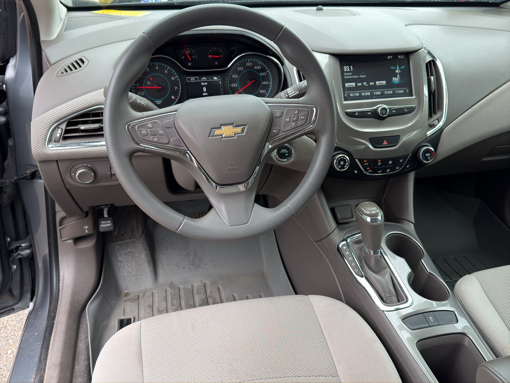Used 2018 Chevrolet Cruze LT w/ Convenience Package FWD image 12