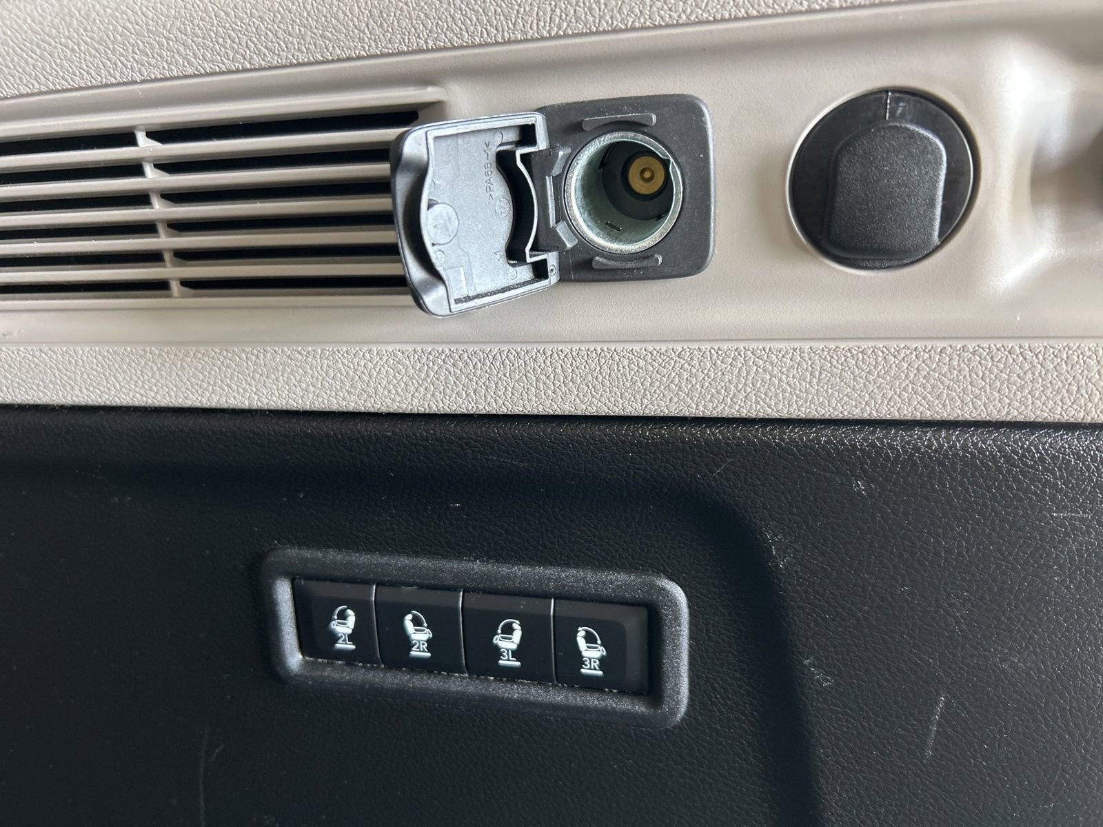 Used 2024 Jeep Wagoneer L Series II w/ Flexible Seating Group image 11