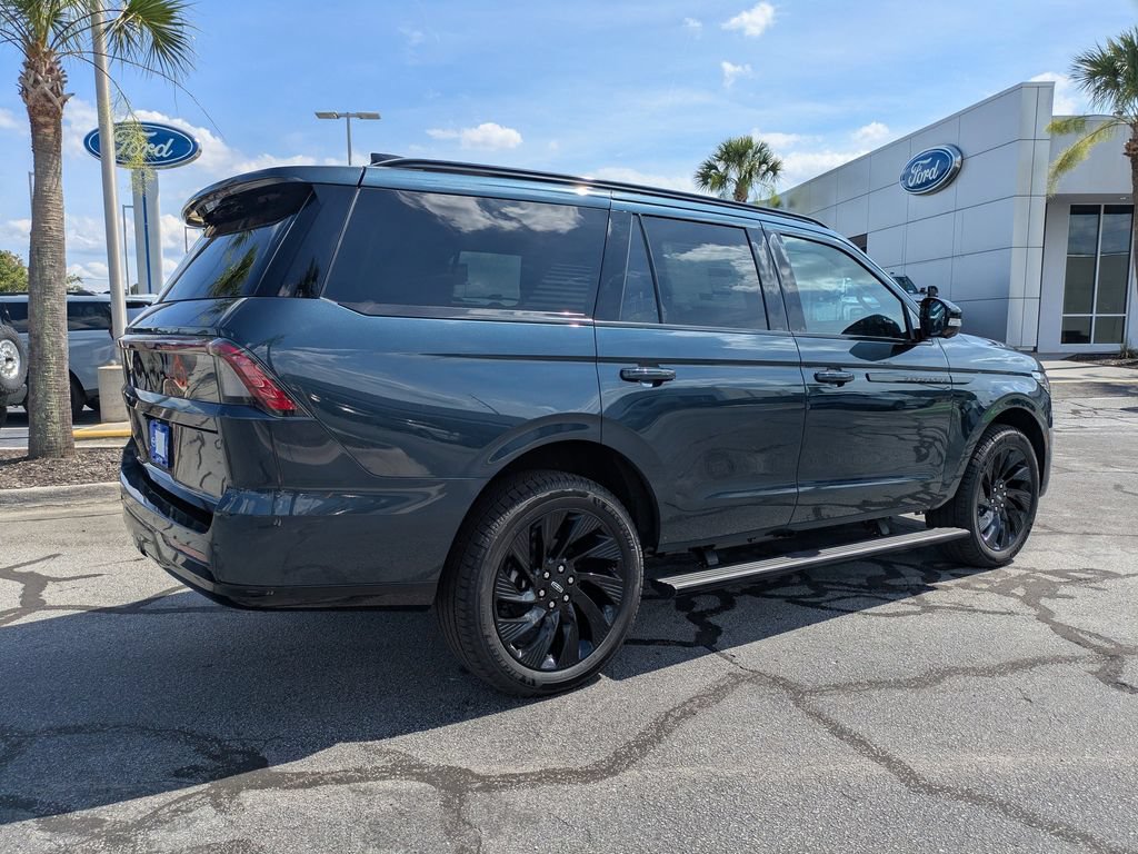 New 2026 Lincoln Navigator Reserve w/ Jet Appearance Package AWD/4WD image 4