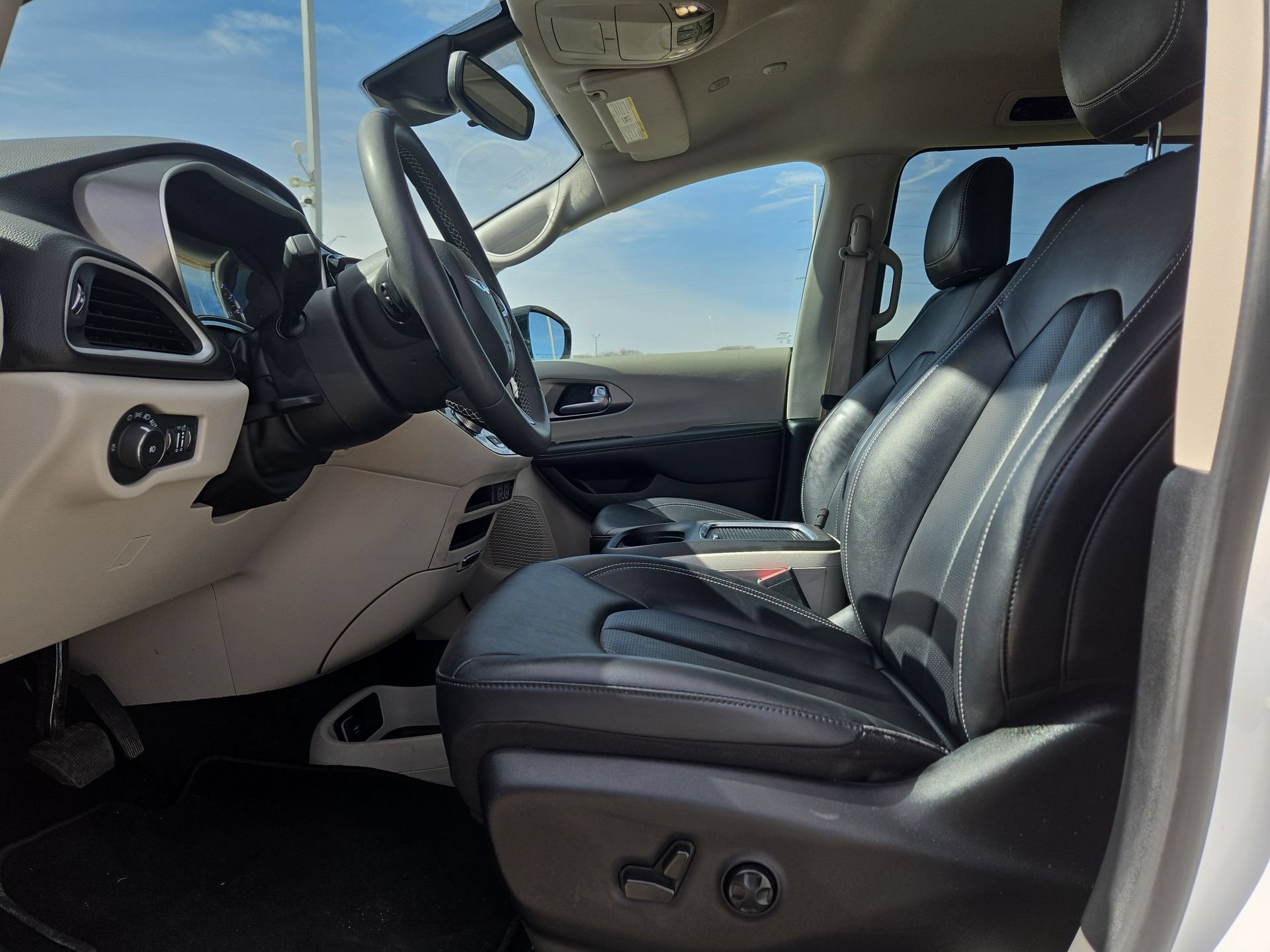 Used 2024 Chrysler Pacifica Touring-L FWD image 16