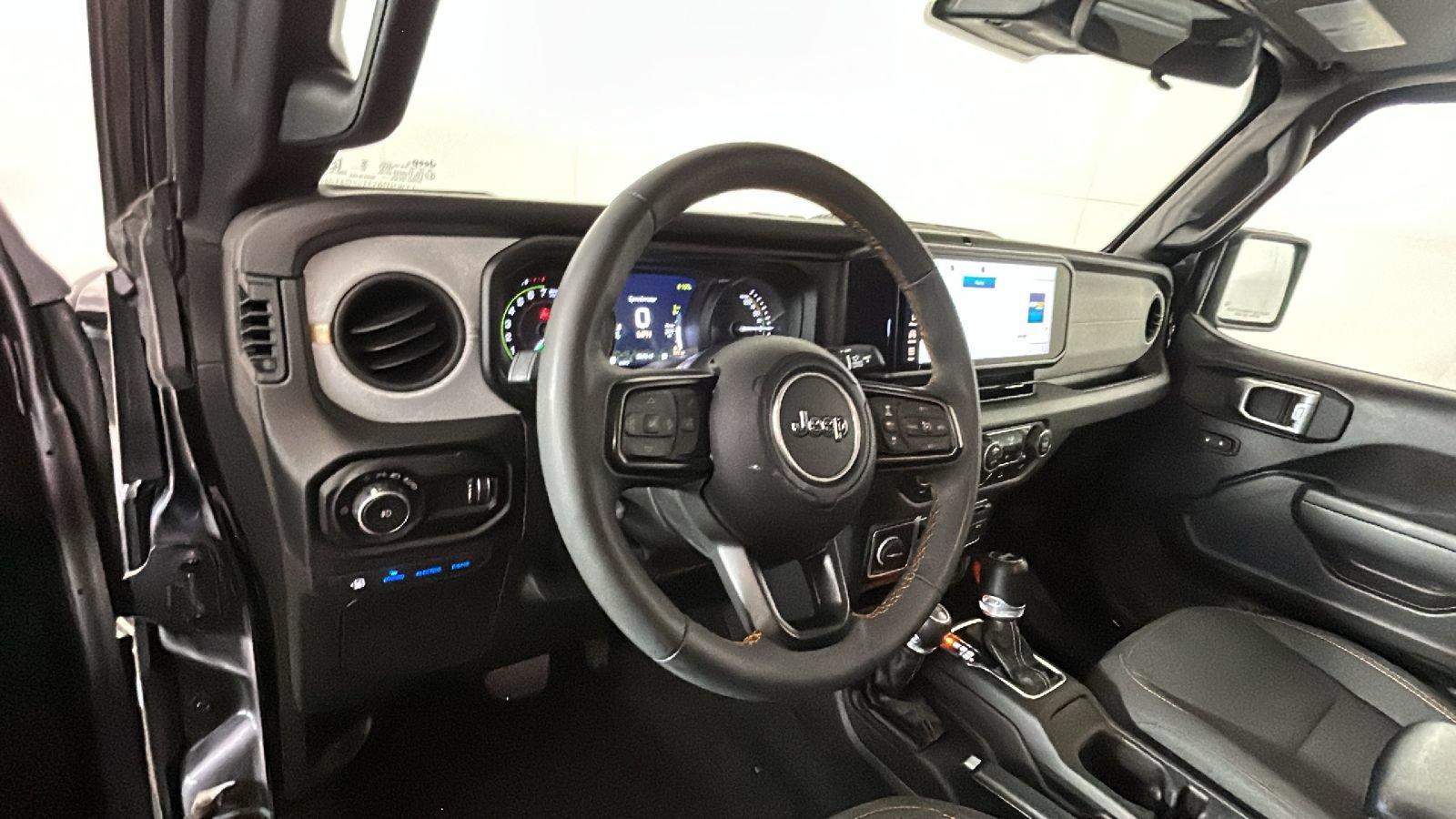 Used 2024 Jeep Wrangler Unlimited w/ Convenience Group AWD/4WD image 16