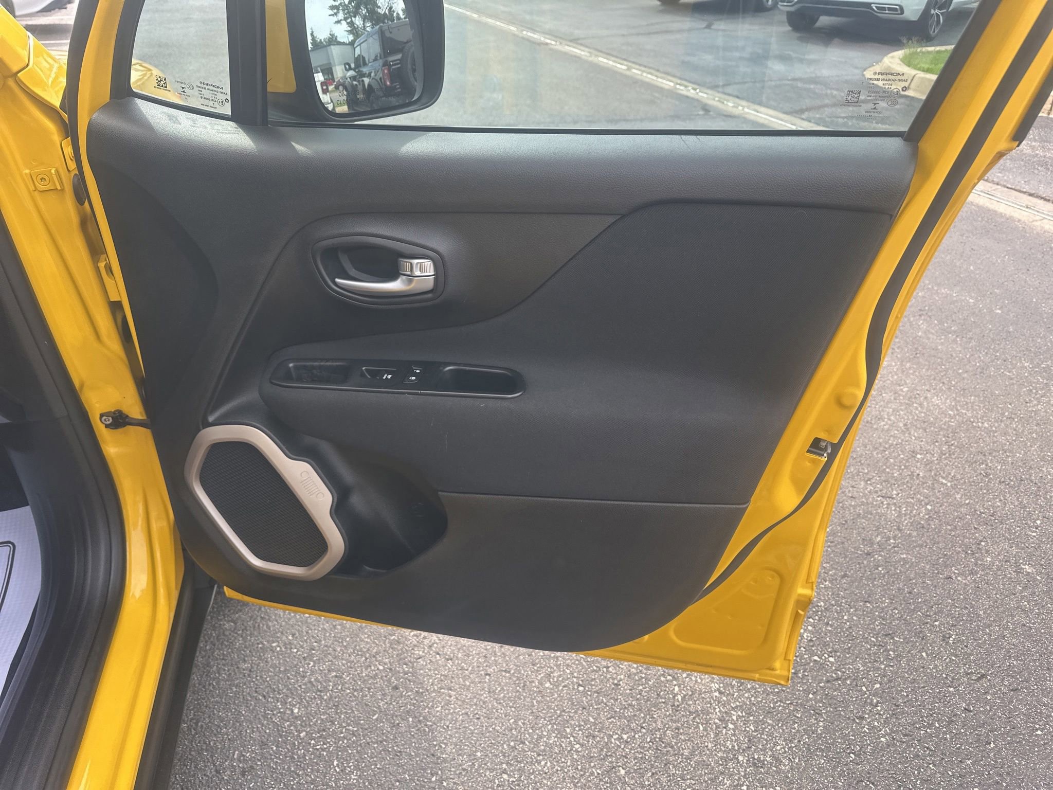 Used 2017 Jeep Renegade Latitude w/ Cold Weather Group FWD image 10