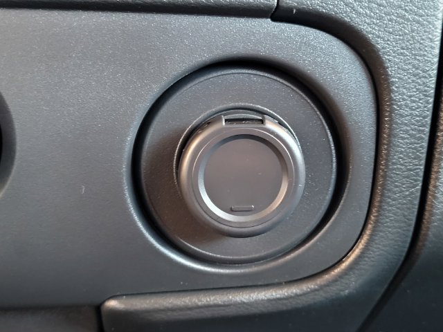 Used 2025 Nissan Frontier SV AWD/4WD image 15