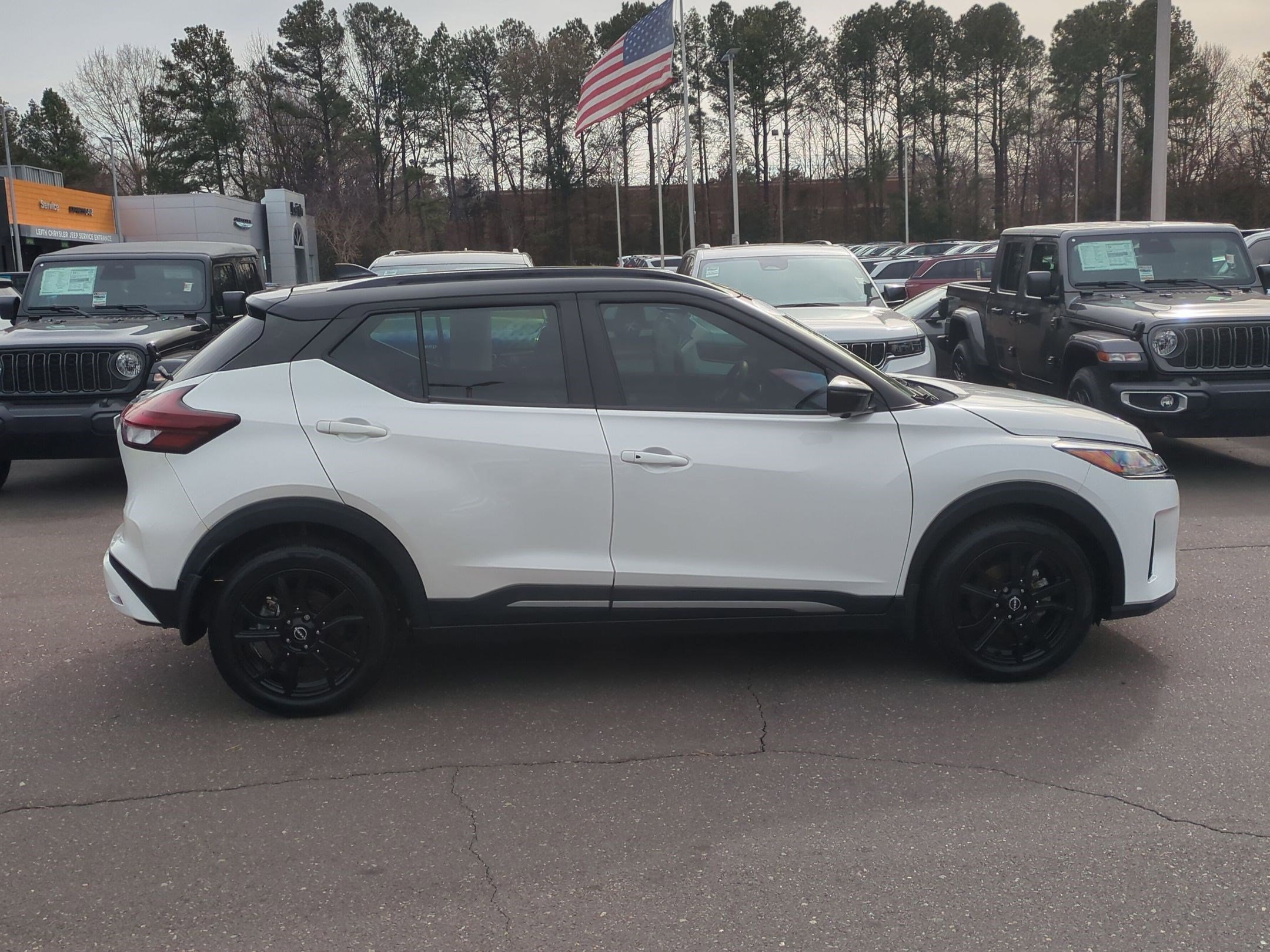 Used 2023 Nissan Kicks SR w/ SR Premium Package image 4